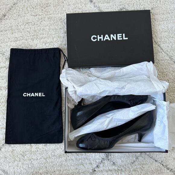 CHANEL Navy & Black Leather CC Logo Cap Toe Pumps IT 37 - Picture 12 of 14